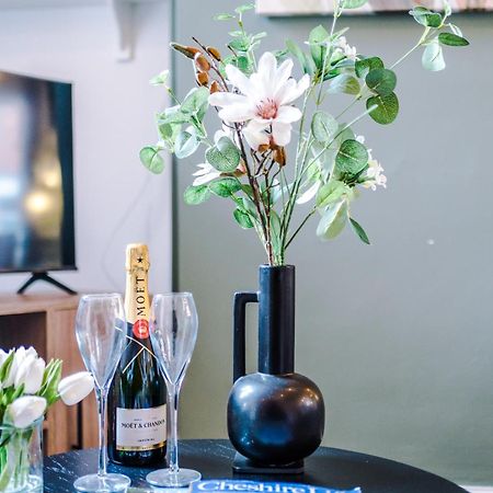 New! Stunning 2-Bed City-Centre Home In Chester By 53 Degrees Property - Ideal For Couples & Groups - Sleeps 6! Luaran gambar