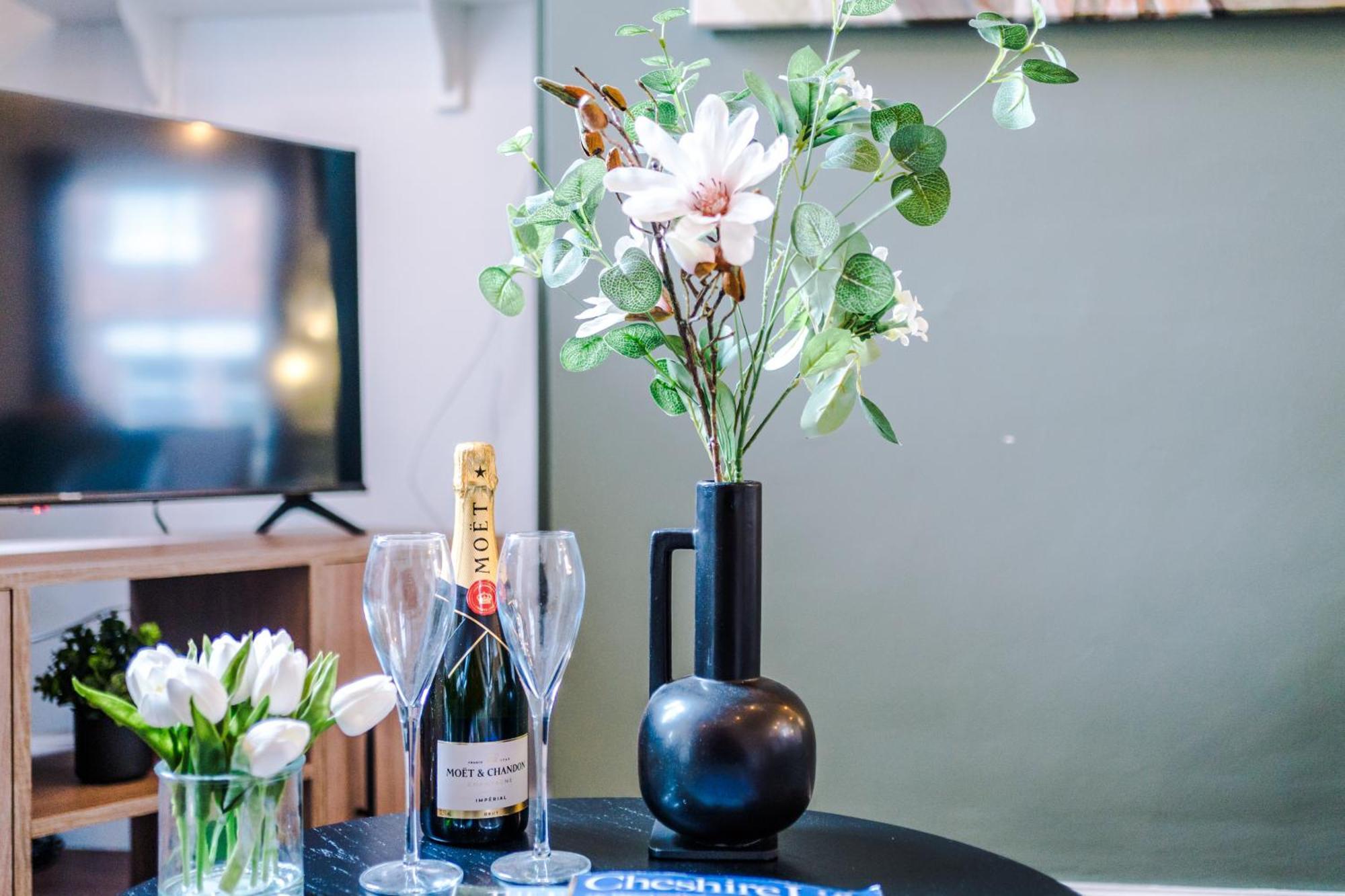 New! Stunning 2-Bed City-Centre Home In Chester By 53 Degrees Property - Ideal For Couples & Groups - Sleeps 6! Luaran gambar